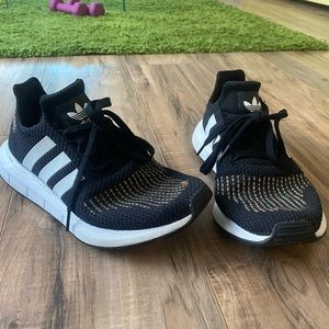 WOMENS ADIDAS RUNNING SHOE SIZE 9.5